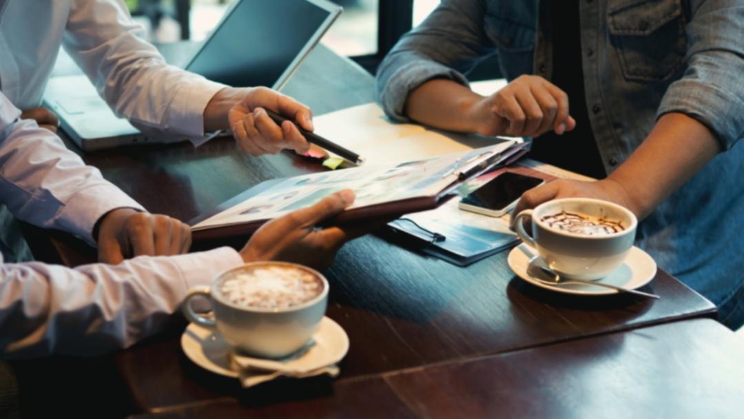 SEO-Experten im Austausch über aktuelle Strategien